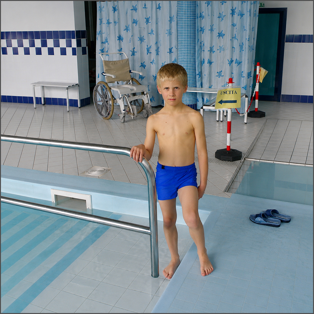 bambino che indossa il costume incontinenza lyddawear per riabilitazione in acqua
