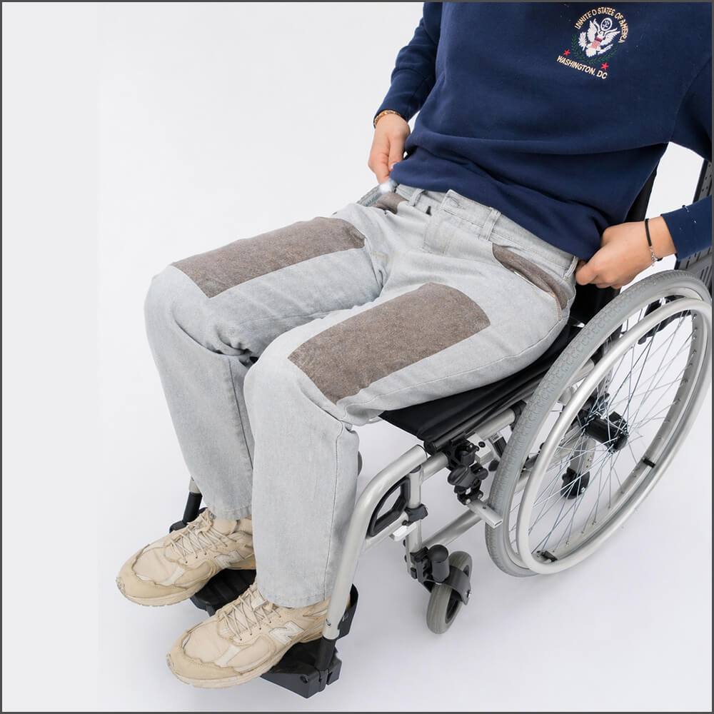 Persona in carrozzina che indossa pantaloni estivi