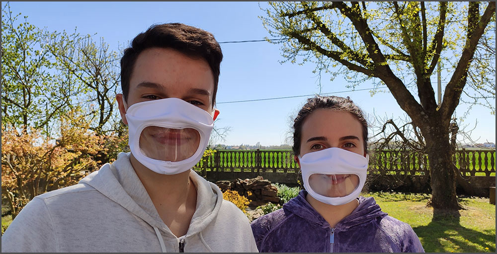 mascherina che lascia vedere il sorriso